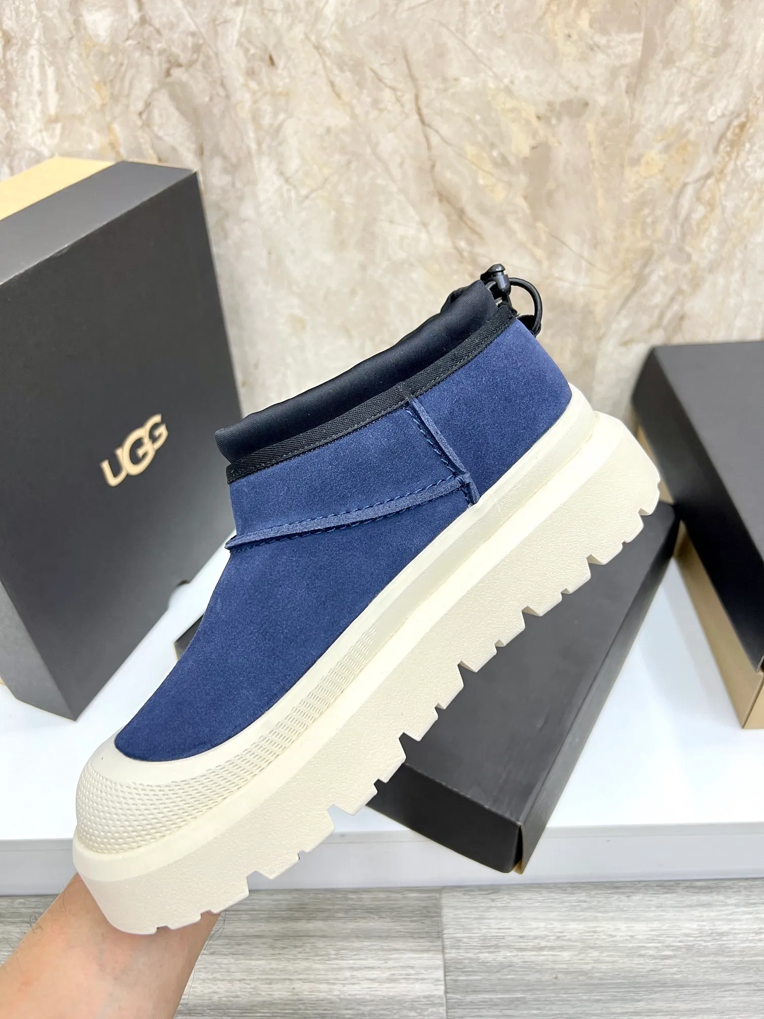 Men's men's shoes💰: 💰540💰Couple model👫 UGG Tasman Weather Hybrid one-second snow boots👢 Wang Yibo's same 👏 classic Tasman shoe is designed with environmentally friendly waterproof and snowproof material, which is both fashionable and functional. At the same time, it is paired with the new UGG Keen furry color-blocked jacket. Bright orange and maroon collide to create a new light outdoor style and open up a new travel experience in early autumn! Using the best materials, the 17mm fur-integrated surface is warmer and more breathable, and the outsole is upgraded to a lightweight and wear-resistant light wing technology outsole! Size: Women’s size 35-40 / Men’s size 38–44 (45 customized) Official website color